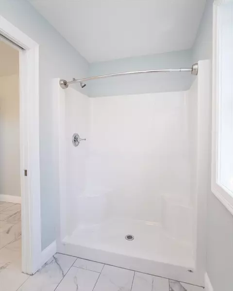 Bath - 81 Fairhaven Dr, Springfield, MA 01151 photo 2 of 4