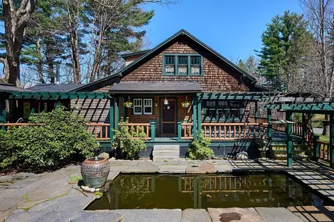 27 Heatherstone Rd, Amherst, MA 01002