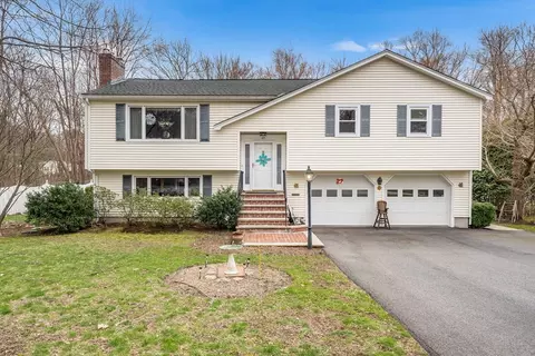 27 Applegate Ln, Reading, MA 01867