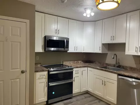 8 Longmeadow Dr #12, Rowley, MA 01969