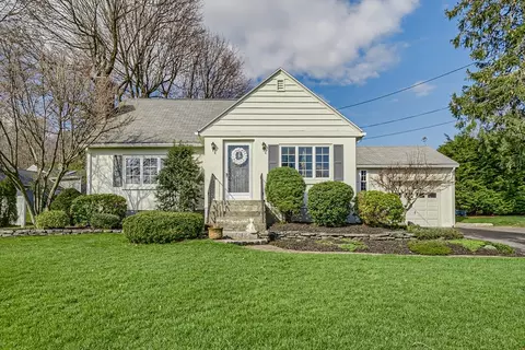 17 Woodland Heights Dr, West Boylston, MA 01583