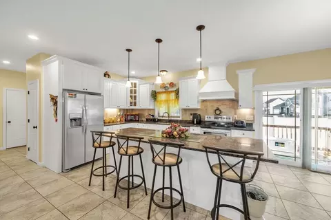 18 Elaine Cir, Springfield, MA 01109