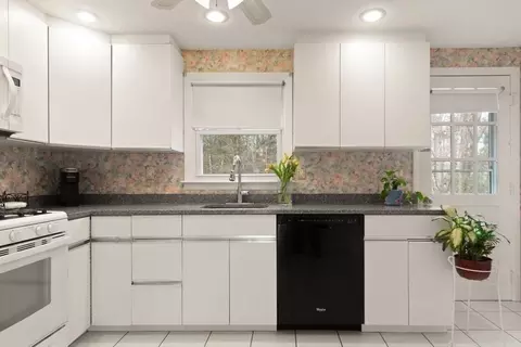 Kitchen - 8 Spring Ln, Sharon, MA 02067 photo 5 of 6