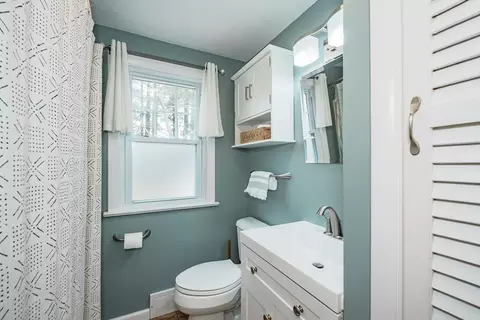 Bath - 182 Westbrook Dr, Springfield, MA 01129 photo 1 of 2