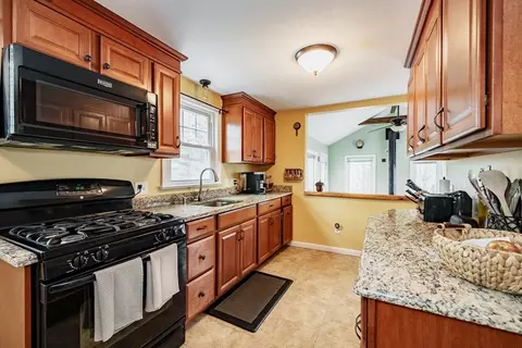 Kitchen - 182 Westbrook Dr, Springfield, MA 01129 photo 4 of 5