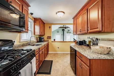 Kitchen - 182 Westbrook Dr, Springfield, MA 01129 photo 3 of 5