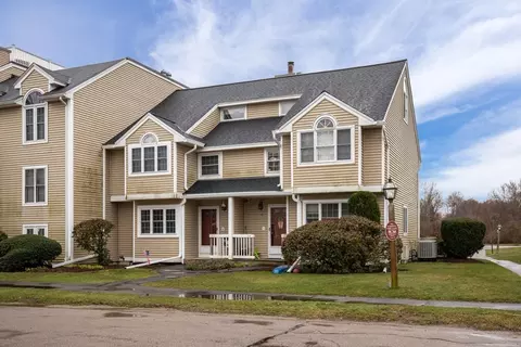 215 Carriage Ln #215, Taunton, MA 02780