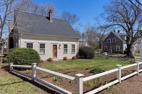 43 Chestnut St, Duxbury, MA 02332
