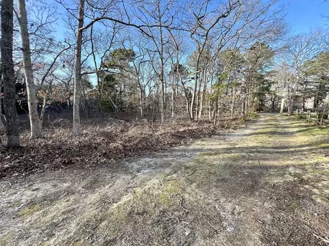 92 Pennsylvania Ave, Oak Bluffs, MA 02557