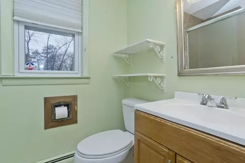 Bath - 14 Tumbleweed Rd, Springfield, MA 01109 photo 2 of 3