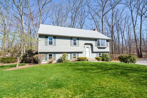 4 Nancys Way, Plainville, MA 02762