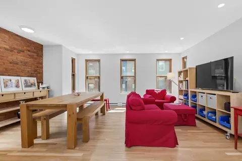 8 Battery St #7, Boston, MA 02109