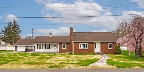 15 Hillcrest St, Agawam, MA 01001