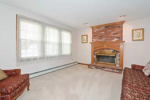 Living - 21 Ida Rd, Worcester, MA 01604 photo 4 of 7