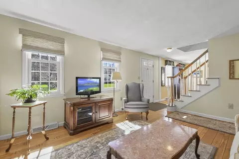 Living - 10 Cedar Cir, Townsend, MA 01469 photo 2 of 5