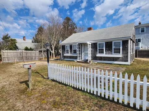 16 Whortleberry Ln, Dennis, MA 02639