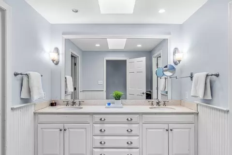 Bath - 264 South St, Hingham, MA 02043 photo 5 of 5