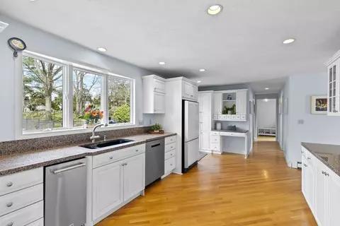 Kitchen - 264 South St, Hingham, MA 02043 photo 2 of 4