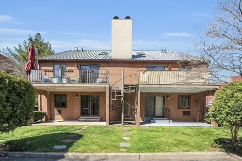 9 Barton Sq #202, Salem, MA 01970
