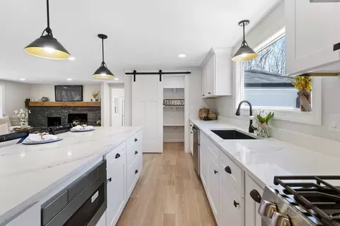 Kitchen - 103 Lincoln Rd, Sutton, MA 01590 photo 2 of 7