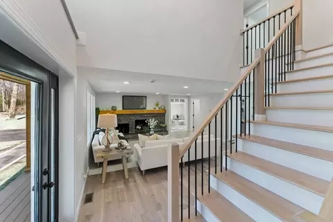 Entry Way - 103 Lincoln Rd, Sutton, MA 01590 photo 2 of 4