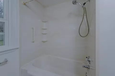 Bath - 95 Fenimore Blvd, Springfield, MA 01108 photo 2 of 2