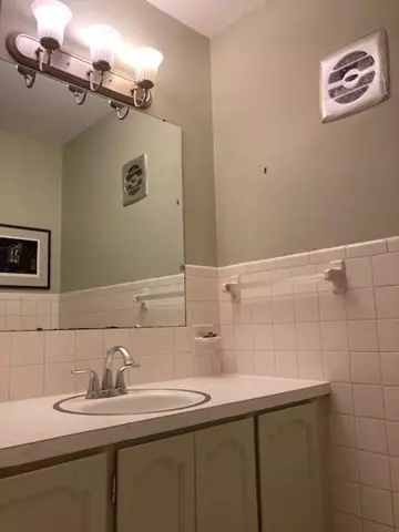 Bath - 344 E Hadley Rd, Amherst, MA 01002 photo 1 of 3
