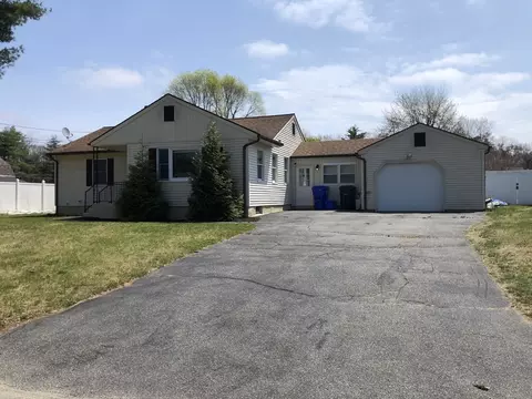 61 Southern Rd, Springfield, MA 01129