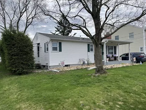 34 Sherwood Ter, Holyoke, MA 01040
