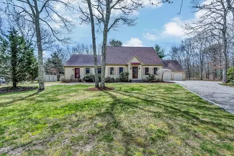 5 Pierre Vernier Dr, Sandwich, MA 02563
