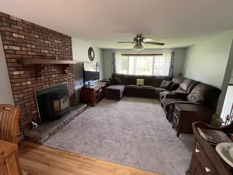 Living - 33 Westview Ter, Easthampton, MA 01027 photo 1 of 3