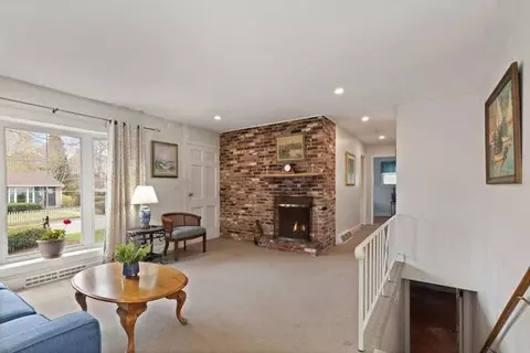 Living - 6 Ronna Rd, Gloucester, MA 01930 photo 3 of 5