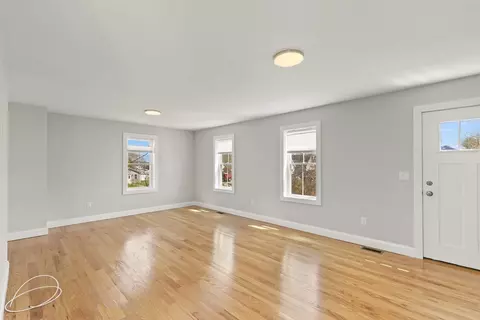 Living - 30 Twelfth St, Wareham, MA 02558 photo 2 of 4