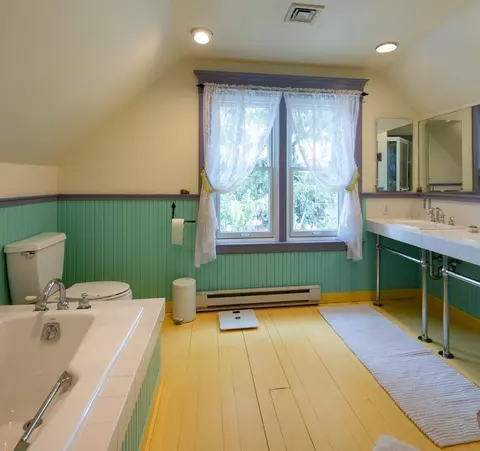 Bath - 48 Lyman Rd, Northampton, MA 01060 photo 2 of 3