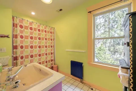 Bath - 48 Lyman Rd, Northampton, MA 01060 photo 1 of 3