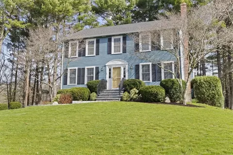 5 Lorraine Metcalf Dr, Wrentham, MA 02093
