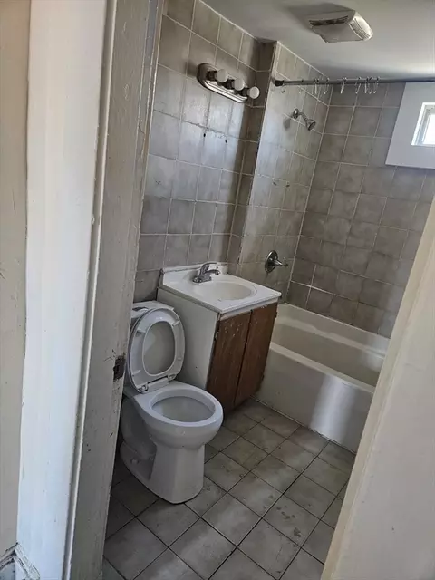 Bath - 17-19 Windsor St, Springfield, MA 01105 photo 1 of 1