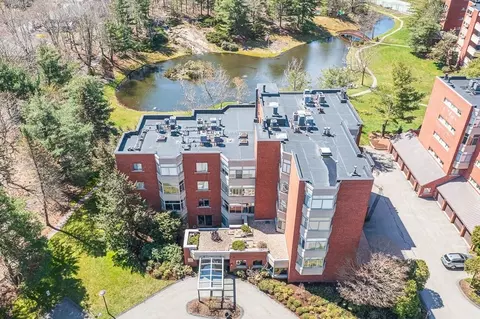 99 Florence St #10-4B, Chestnut Hill, MA 02467