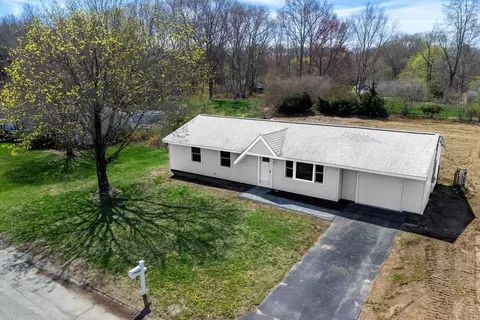 176 Powderhorn Dr, Taunton, MA 02780