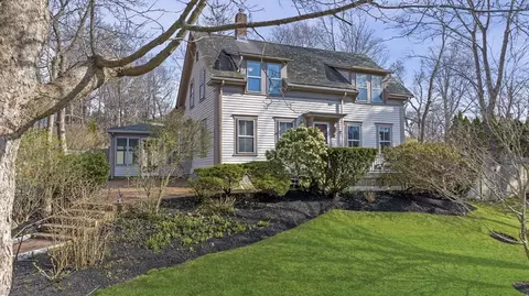 121 Leonard St, Gloucester, MA 01930
