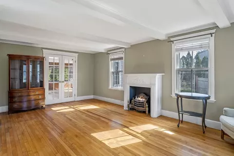Living - 121 Leonard St, Gloucester, MA 01930 photo 2 of 4