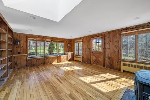 Living - 121 Leonard St, Gloucester, MA 01930 photo 3 of 4