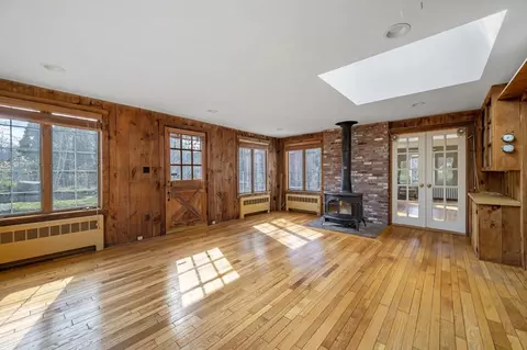 Living - 121 Leonard St, Gloucester, MA 01930 photo 4 of 4