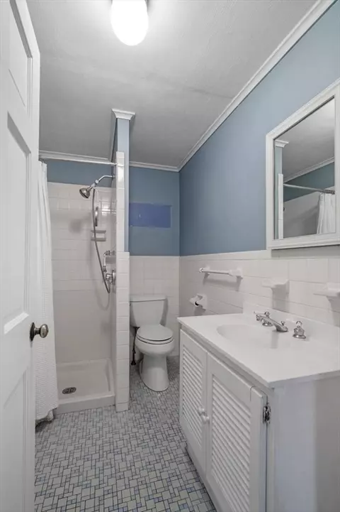 Bath - 121 Leonard St, Gloucester, MA 01930 photo 1 of 2