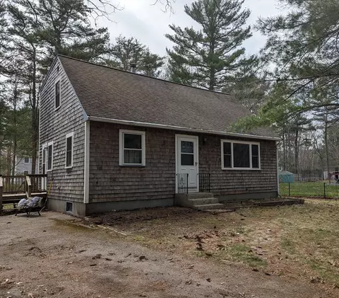 14 Forest St, Carver, MA 02330