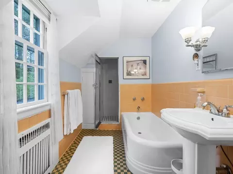 Bath - 130 Beverly Rd, Brookline, MA 02467 photo 2 of 3