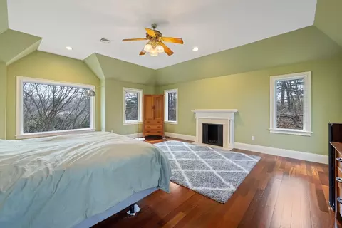 Bedroom - 105 Beacon St, Marblehead, MA 01945 photo 2 of 5
