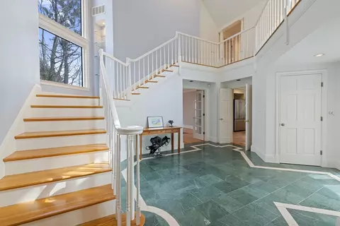 Entry Way - 105 Beacon St, Marblehead, MA 01945 photo 2 of 4