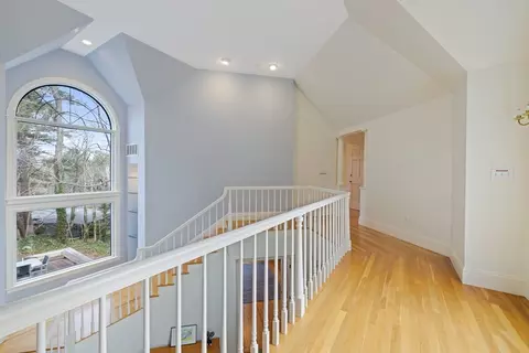Entry Way - 105 Beacon St, Marblehead, MA 01945 photo 3 of 4