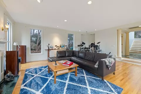 Living - 105 Beacon St, Marblehead, MA 01945 photo 2 of 6